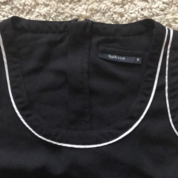 Sleeveless black blouse - Picture 2 of 2